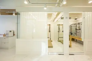 유리파티션으로 나눈 화이트톤 필라테스 스튜디오